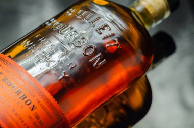 LONDON, UNITED KINGDOM - 24 HAZİRAN 2022 Bulleit Bourbon, eşsiz bir çavdar, mısır ve arpa arpası karışımı, ve saf Kentucky kireç taşı filtreli su, enfes Amerikan viskisi