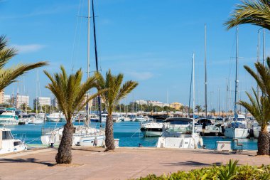 İspanya 'nın turistik sahil kasabasında lüks yatları ve motorlu tekneleri olan güzel bir marina.