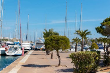 İspanya 'nın turistik sahil kasabasında lüks yatları ve motorlu tekneleri olan güzel bir marina.