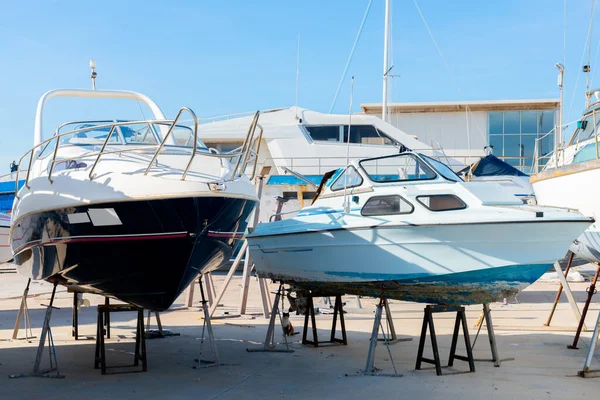 Güneşli güzel bir günde, deniz atölyesindeki sandalda bakım ve park tekneleri için bir yer.