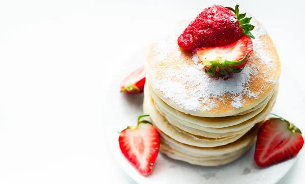 Pancake Lezat Ditumpuk Dengan Stroberi Manis Segar Ditaburi Dengan Gula — Stok Foto