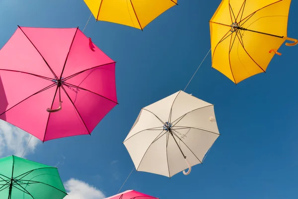 Красочные Зонтики Украшения Городских Улиц Висящие Красочные Зонтики Голубом Небе — стоковое фото