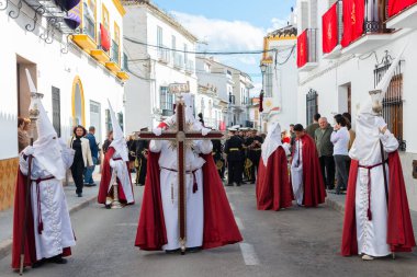 Velez Malaga, İspanya - 25 Mart 2018 insanlar kutsal bir haftada bir İspanyol şehir, Paskalya bağlı alayı katılan