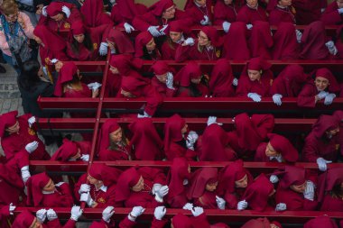 Velez Malaga, İspanya - 25 Mart 2018 insanlar kutsal bir haftada bir İspanyol şehir, Paskalya bağlı alayı katılan