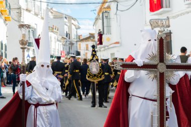 Velez Malaga, İspanya - 25 Mart 2018 insanlar kutsal bir haftada bir İspanyol şehir, Paskalya bağlı alayı katılan