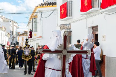Velez Malaga, İspanya - 25 Mart 2018 insanlar kutsal bir haftada bir İspanyol şehir, Paskalya bağlı alayı katılan
