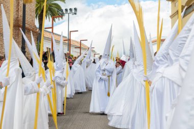 Velez Malaga, İspanya - 25 Mart 2018 insanlar kutsal bir haftada bir İspanyol şehir, Paskalya bağlı alayı katılan