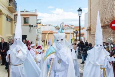 Velez Malaga, İspanya - 25 Mart 2018 insanlar kutsal bir haftada bir İspanyol şehir, Paskalya bağlı alayı katılan