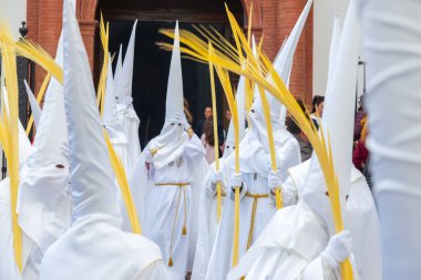 Velez Malaga, İspanya - 25 Mart 2018 insanlar kutsal bir haftada bir İspanyol şehir, Paskalya bağlı alayı katılan
