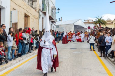 Velez Malaga, İspanya - 25 Mart 2018 insanlar kutsal bir haftada bir İspanyol şehir, Paskalya bağlı alayı katılan