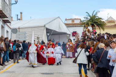 Velez Malaga, İspanya - 25 Mart 2018 insanlar kutsal bir haftada bir İspanyol şehir, Paskalya bağlı alayı katılan