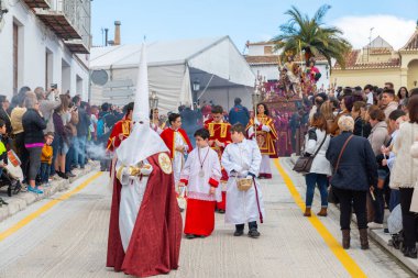 Velez Malaga, İspanya - 25 Mart 2018 insanlar kutsal bir haftada bir İspanyol şehir, Paskalya bağlı alayı katılan