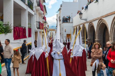 Velez Malaga, İspanya - 25 Mart 2018 insanlar kutsal bir haftada bir İspanyol şehir, Paskalya bağlı alayı katılan