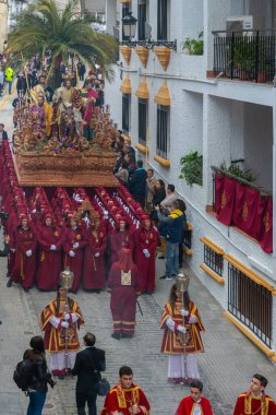 Velez Malaga, İspanya - 25 Mart 2018 insanlar kutsal bir haftada bir İspanyol şehir, Paskalya bağlı alayı katılan