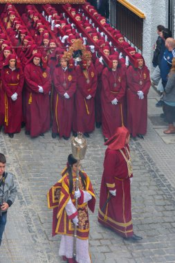 Velez Malaga, İspanya - 25 Mart 2018 insanlar kutsal bir haftada bir İspanyol şehir, Paskalya bağlı alayı katılan