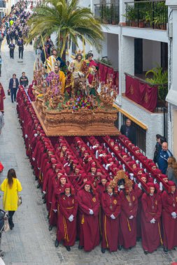 Velez Malaga, İspanya - 25 Mart 2018 insanlar kutsal bir haftada bir İspanyol şehir, Paskalya bağlı alayı katılan