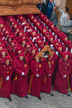 Velez Malaga, İspanya - 25 Mart 2018 insanlar kutsal bir haftada bir İspanyol şehir, Paskalya bağlı alayı katılan