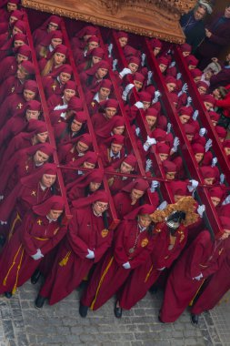 Velez Malaga, İspanya - 25 Mart 2018 insanlar kutsal bir haftada bir İspanyol şehir, Paskalya bağlı alayı katılan