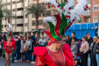 Cartagena, Ispanya-Mart 2, 2019 Murcia bölgesinde ünlü bir kasabanın sakinleri tarafından düzenlenen renkli bir karnaval geçit töreni