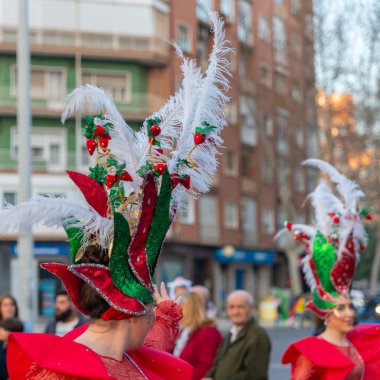 Cartagena, Ispanya-Mart 2, 2019 Murcia bölgesinde ünlü bir kasabanın sakinleri tarafından düzenlenen renkli bir karnaval geçit töreni