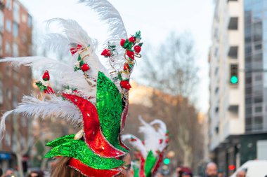 Cartagena, Ispanya-Mart 2, 2019 Murcia bölgesinde ünlü bir kasabanın sakinleri tarafından düzenlenen renkli bir karnaval geçit töreni