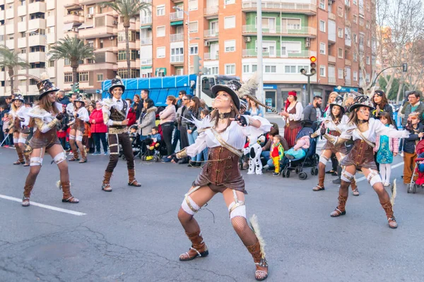 Cartagena, Ispanya-Mart 2, 2019 Murcia bölgesinde ünlü bir kasabanın sakinleri tarafından düzenlenen renkli bir karnaval geçit töreni