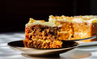 Dilimlenmiş havuçlu kek krem peynirli tereyağlı ve cevizli, fırınlı.