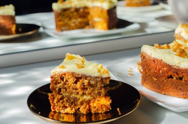 Dilimlenmiş havuçlu kek krem peynirli tereyağlı ve cevizli, fırınlı.