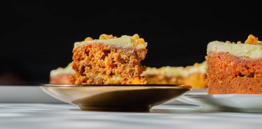 Dilimlenmiş havuçlu kek krem peynirli tereyağlı ve cevizli, fırınlı.