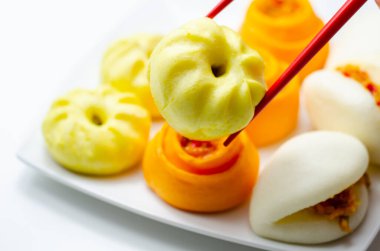 Char Siu mantarı buğulanmış çörekler, karışık mantar ve sebze buğulama, hamur ekmeğine sarılmış tatlı bir marinata, bao çörekleri.