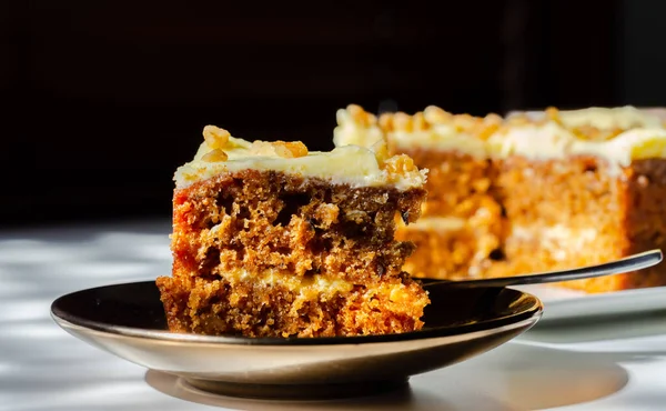 Dilimlenmiş havuçlu kek krem peynirli tereyağlı ve cevizli, fırınlı.