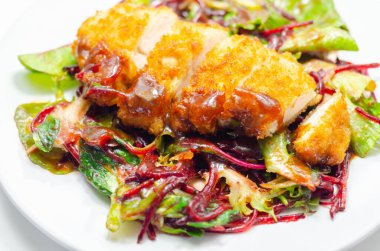 Kızarmış tavuk göğsü fileto karışık salata ve rendelenmiş pancar, lezzetli öğle yemeği.