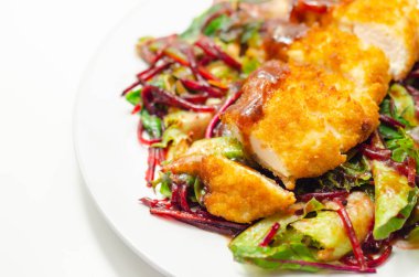 Kızarmış tavuk göğsü fileto karışık salata ve rendelenmiş pancar, lezzetli öğle yemeği.