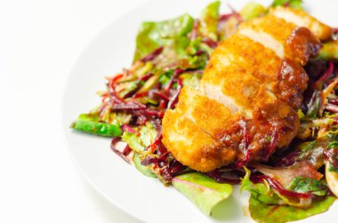 Kızarmış tavuk göğsü fileto karışık salata ve rendelenmiş pancar, lezzetli öğle yemeği.