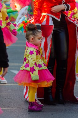 Cartagena, Ispanya-Mart 2, 2019 Murcia bölgesinde ünlü bir kasabanın sakinleri tarafından düzenlenen renkli bir karnaval geçit töreni
