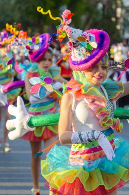 Cartagena, Ispanya-Mart 2, 2019 Murcia bölgesinde ünlü bir kasabanın sakinleri tarafından düzenlenen renkli bir karnaval geçit töreni