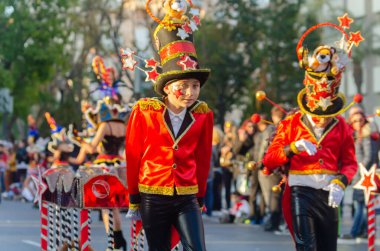 Cartagena, Ispanya-Mart 2, 2019 Murcia bölgesinde ünlü bir kasabanın sakinleri tarafından düzenlenen renkli bir karnaval geçit töreni