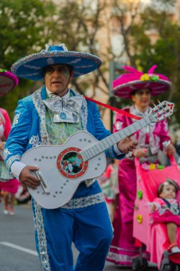 Cartagena, Ispanya-Mart 2, 2019 Murcia bölgesinde ünlü bir kasabanın sakinleri tarafından düzenlenen renkli bir karnaval geçit töreni