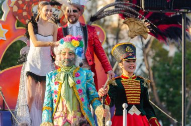 Cartagena, Ispanya-Mart 2, 2019 Murcia bölgesinde ünlü bir kasabanın sakinleri tarafından düzenlenen renkli bir karnaval geçit töreni