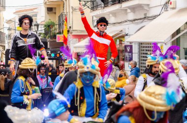 NERJA, İspanya - 26 Şubat 2022 Malaga bölgesindeki ünlü bir kasabanın sakinleri tarafından düzenlenen Renkli Karnaval Geçidi