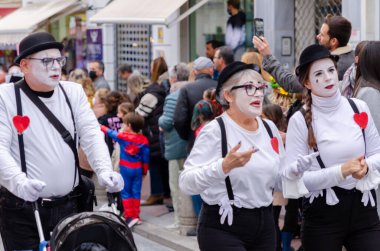 NERJA, İspanya - 26 Şubat 2022 Malaga bölgesindeki ünlü bir kasabanın sakinleri tarafından düzenlenen Renkli Karnaval Geçidi