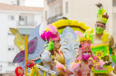 NERJA, İspanya - 26 Şubat 2022 Malaga bölgesindeki ünlü bir kasabanın sakinleri tarafından düzenlenen Renkli Karnaval Geçidi