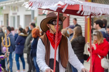 NERJA, İspanya - 26 Şubat 2022 Malaga bölgesindeki ünlü bir kasabanın sakinleri tarafından düzenlenen Renkli Karnaval Geçidi