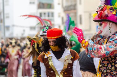 NERJA, İspanya - 26 Şubat 2022 Malaga bölgesindeki ünlü bir kasabanın sakinleri tarafından düzenlenen Renkli Karnaval Geçidi
