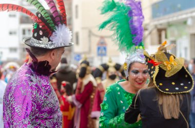NERJA, İspanya - 26 Şubat 2022 Malaga bölgesindeki ünlü bir kasabanın sakinleri tarafından düzenlenen Renkli Karnaval Geçidi