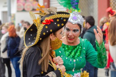 NERJA, İspanya - 26 Şubat 2022 Malaga bölgesindeki ünlü bir kasabanın sakinleri tarafından düzenlenen Renkli Karnaval Geçidi