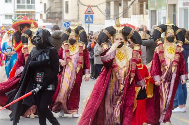 NERJA, İspanya - 26 Şubat 2022 Malaga bölgesindeki ünlü bir kasabanın sakinleri tarafından düzenlenen Renkli Karnaval Geçidi