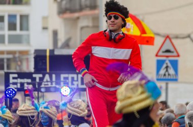 NERJA, İspanya - 26 Şubat 2022 Malaga bölgesindeki ünlü bir kasabanın sakinleri tarafından düzenlenen Renkli Karnaval Geçidi