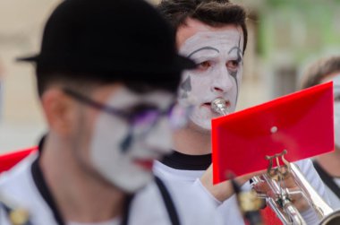 NERJA, İspanya - 26 Şubat 2022 Malaga bölgesindeki ünlü bir kasabanın sakinleri tarafından düzenlenen Renkli Karnaval Geçidi