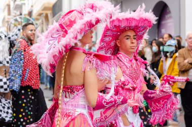 NERJA, İspanya - 26 Şubat 2022 Malaga bölgesindeki ünlü bir kasabanın sakinleri tarafından düzenlenen Renkli Karnaval Geçidi